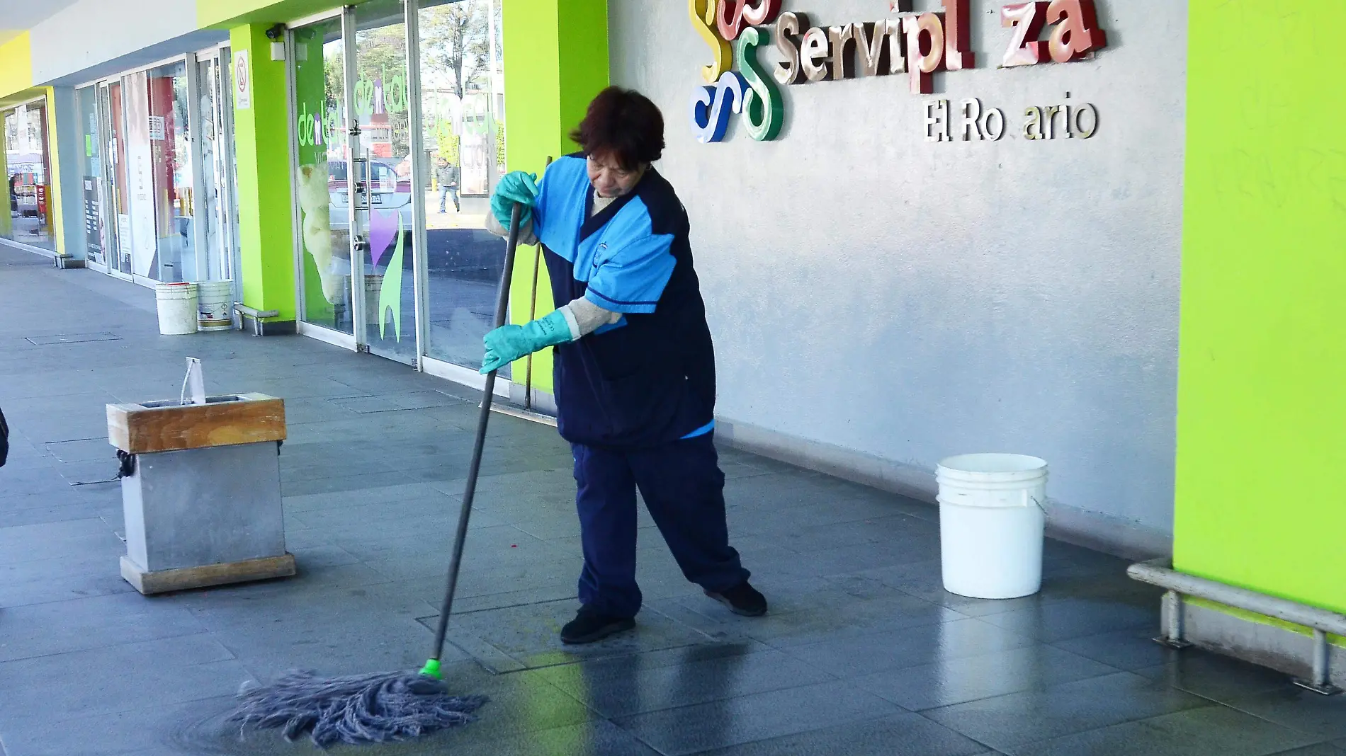 LIMPIEZA EN PLAZA (2)